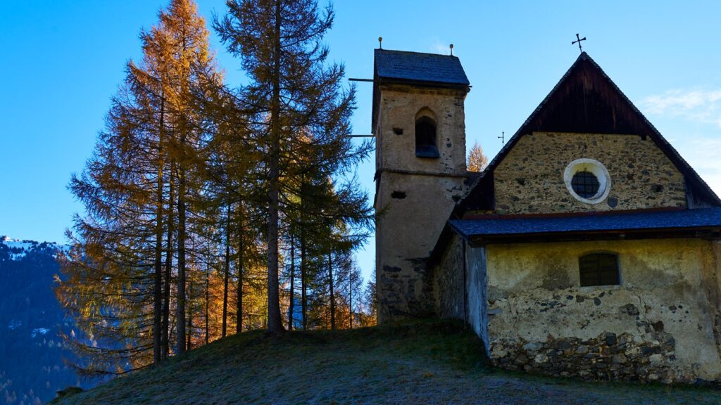 Außenansicht der Kapelle in Nößlach, abgewandt von der Autobahn